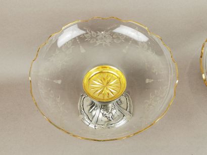 PAIRE DE COUPES A FRUITS en cristal monté...