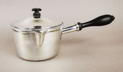CASSEROLE DE TABLE en argent. PARIS, orfèvre...