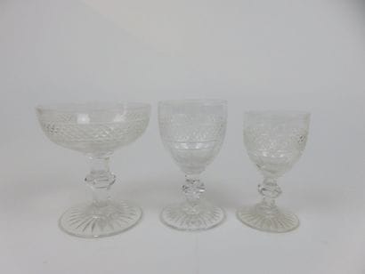 SAINT LOUIS

Suite de douze coupes à champagne,...