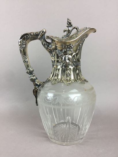 CARAFE en cristal, monture en argent doré....