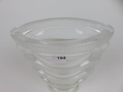 LALIQUE

Vase cornet en verre moulé. Modèle...