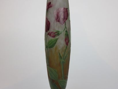 DAUM

Vase soliflore en verre à décor dégagé...