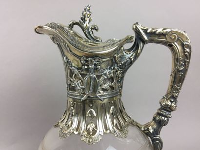 CARAFE en cristal, monture en argent doré....