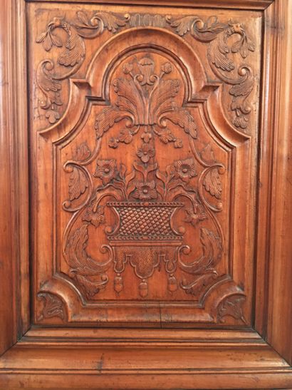 Très belle armoire en merisier mouluré et...