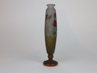 DAUM

Vase soliflore en verre à décor dégagé...