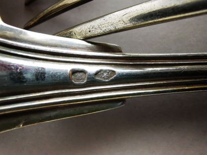 SERIE DE DOUZE COUVERTS DE TABLE en argent....