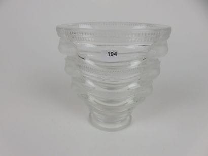 LALIQUE

Vase cornet en verre moulé. Modèle...