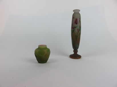 DAUM

Vase soliflore en verre à décor dégagé...