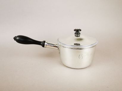 CASSEROLE DE TABLE en argent. PARIS, orfèvre...