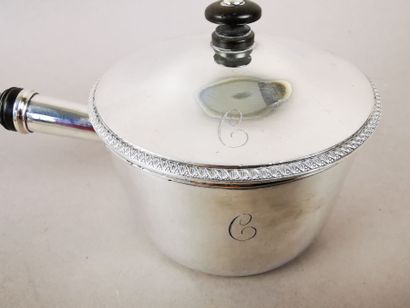 CASSEROLE DE TABLE en argent. PARIS, orfèvre...