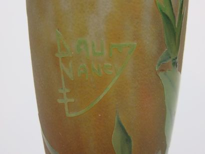 DAUM

Vase soliflore en verre à décor dégagé...