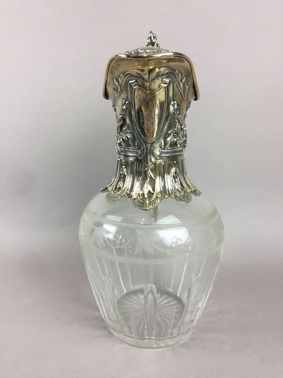CARAFE en cristal, monture en argent doré....