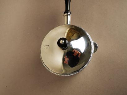 CASSEROLE DE TABLE en argent. PARIS, orfèvre...