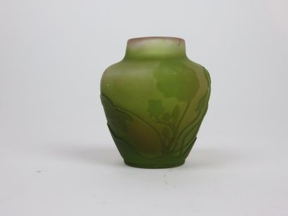 GALLE

Petit vase pansu en verre à décor...