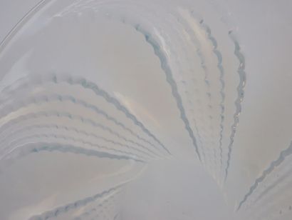 LALIQUE

Petit plat rond en verre moulé

Diam....