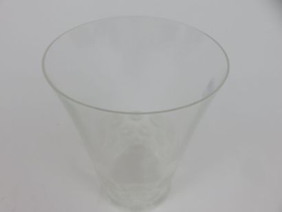 LALIQUE

Gobelet en verre moulé pressé

Haut....