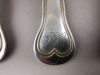 SERIE DE DOUZE COUVERTS DE TABLE en argent....