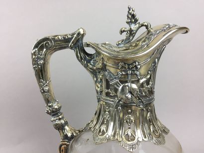 CARAFE en cristal, monture en argent doré....