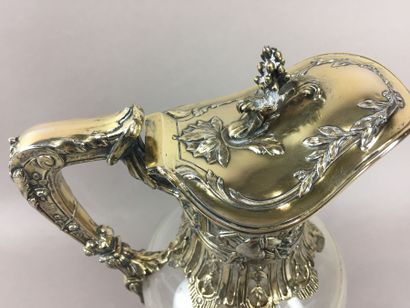 CARAFE en cristal, monture en argent doré....