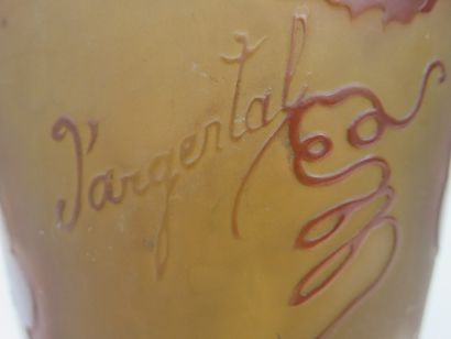D'ARGENTAL

Vase en verre à décor dégagé...