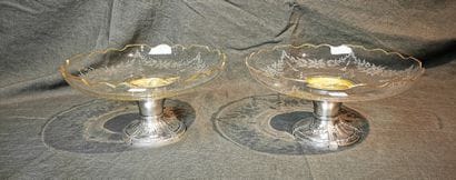 PAIRE DE COUPES A FRUITS en cristal monté...