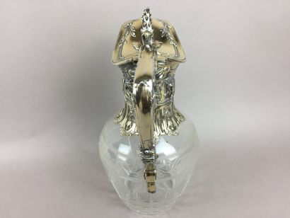 CARAFE en cristal, monture en argent doré....
