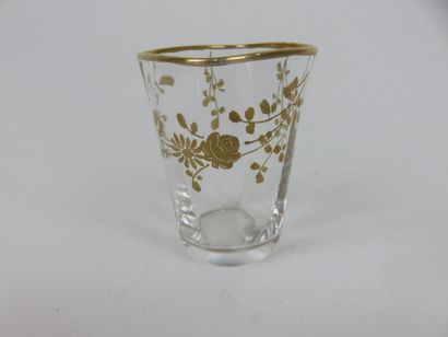 Paire de flacons et suite de dix verres à...