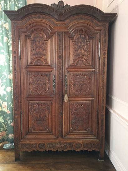 Très belle armoire en merisier mouluré et...