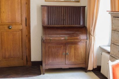 Bureau cylindre en acajou et filets composés...
