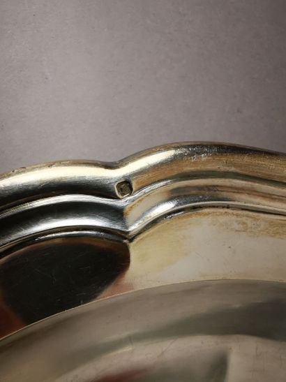 PLAT en argent. PARIS, attribué à François-Julien...