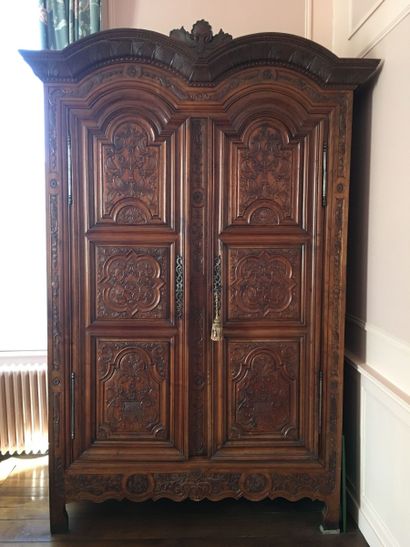 Très belle armoire en merisier mouluré et...