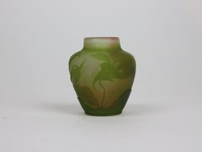 GALLE

Petit vase pansu en verre à décor...