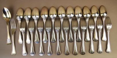 SERIE DE DOUZE COUVERTS DE TABLE en argent....