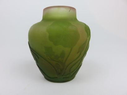 GALLE

Petit vase pansu en verre à décor...