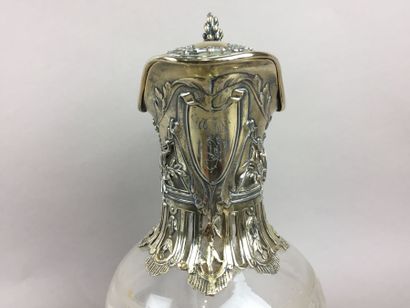CARAFE en cristal, monture en argent doré....