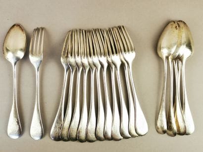 SIX COUVERTS ET SIX FOURCHETTES DE TABLE...