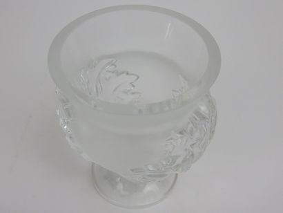 LALIQUE France

Vase sur pied aux feuilles...