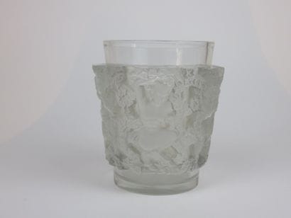 LALIQUE

Vase aux faunes en verre moulé pressé...