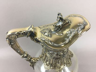 CARAFE en cristal, monture en argent doré....