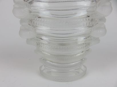 LALIQUE

Vase cornet en verre moulé. Modèle...