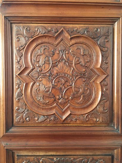 Très belle armoire en merisier mouluré et...