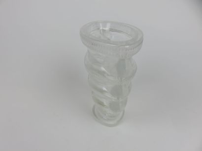 LALIQUE

Vase cornet en verre moulé. Modèle...