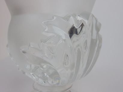 LALIQUE France

Vase sur pied aux feuilles...