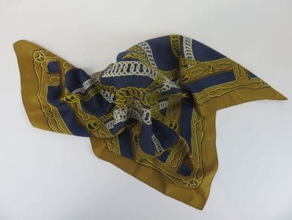HERMES 

Foulard en soie imprimé moutarde...