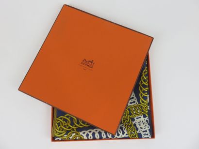 HERMES

Foulard en soie bleu et marron à...
