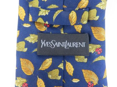 CERRUTI, YVES SAINT LAURENT, 

Une cravate...