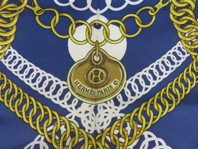 HERMES

Foulard en soie bleu et marron à...