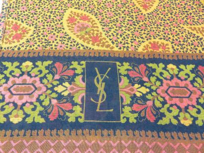 Yves SAINT-LAURENT

Echarpe en soie et laine...