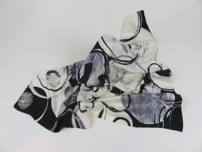 CHANEL

Foulard en soie noir et blanc. Une...