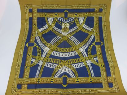 HERMES

Foulard en soie bleu et marron à...